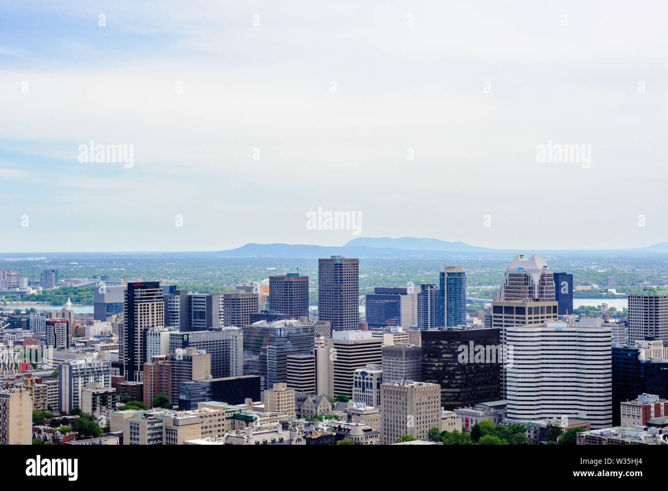 MONTREAL, Canada - 16 giugno 2018: parte del centro cittadino e le montagne sull'orizzonte si può osservare guardando ad est da Mount Royal. Foto Stock