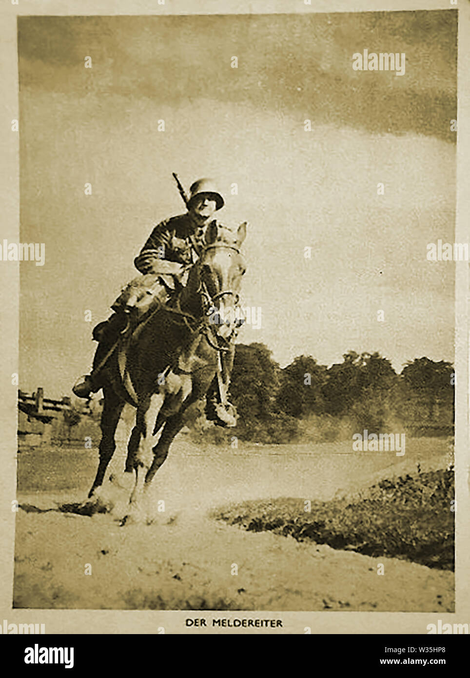 WWII Premere foto di un soldato tedesco a cavallo (la didascalia traduce come 'il reporter' o 'messaggero' trasportano messaggi o rapporti di ricognizione da o verso la parte anteriore Foto Stock