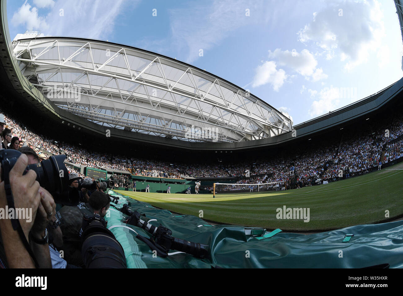 Londra Inghilterra 12 luglio 2019 i campionati di Wimbledon 2019 12072019 Centre Court con tetto durante il Mens Semi Finali foto Roger Parker International Sports Fotos Ltd/Alamy Live News Foto Stock