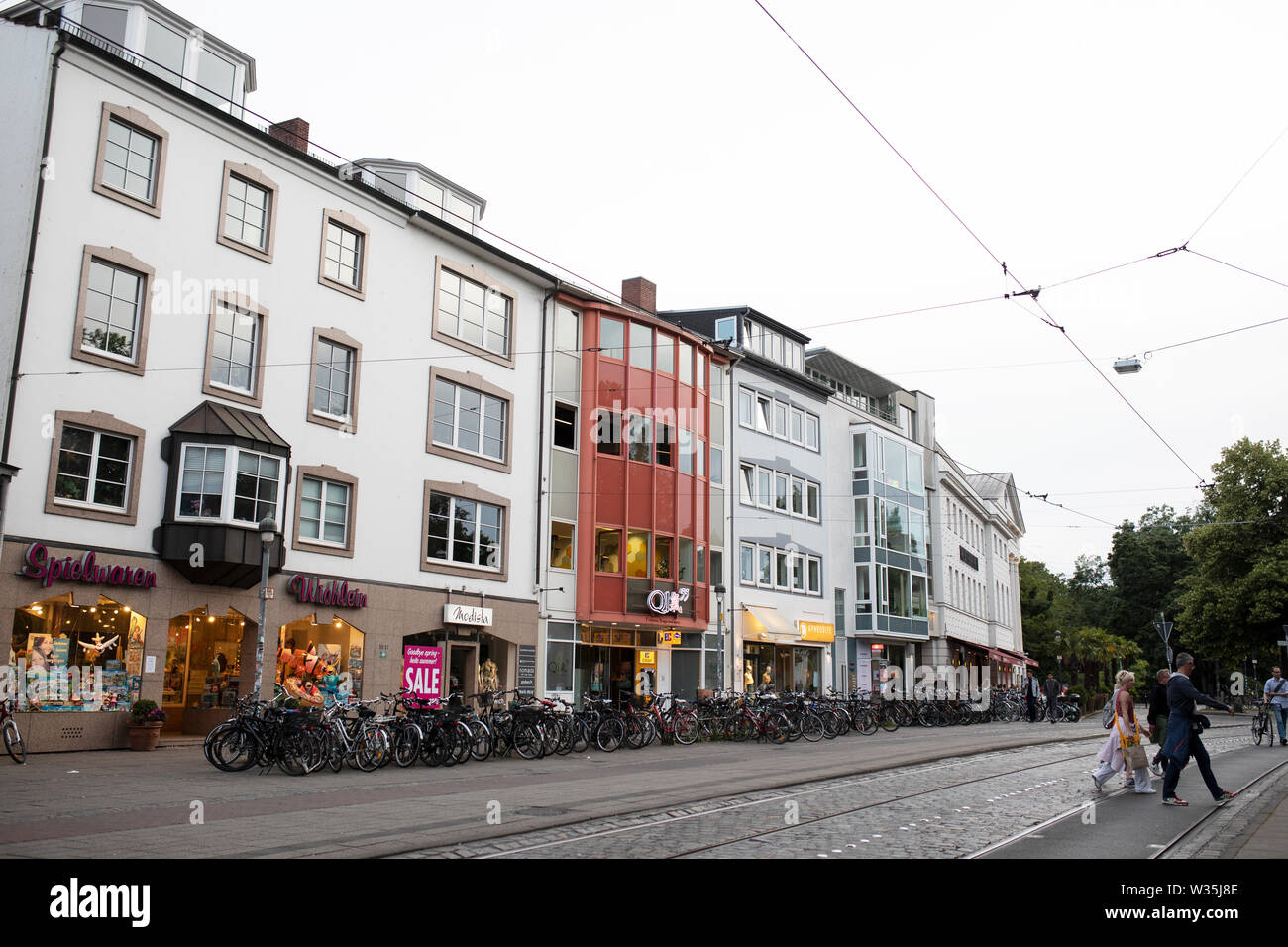 Negozi lungo Ostertorsteinweg nel quartiere Ostertor della città di Brema, Germania. Foto Stock
