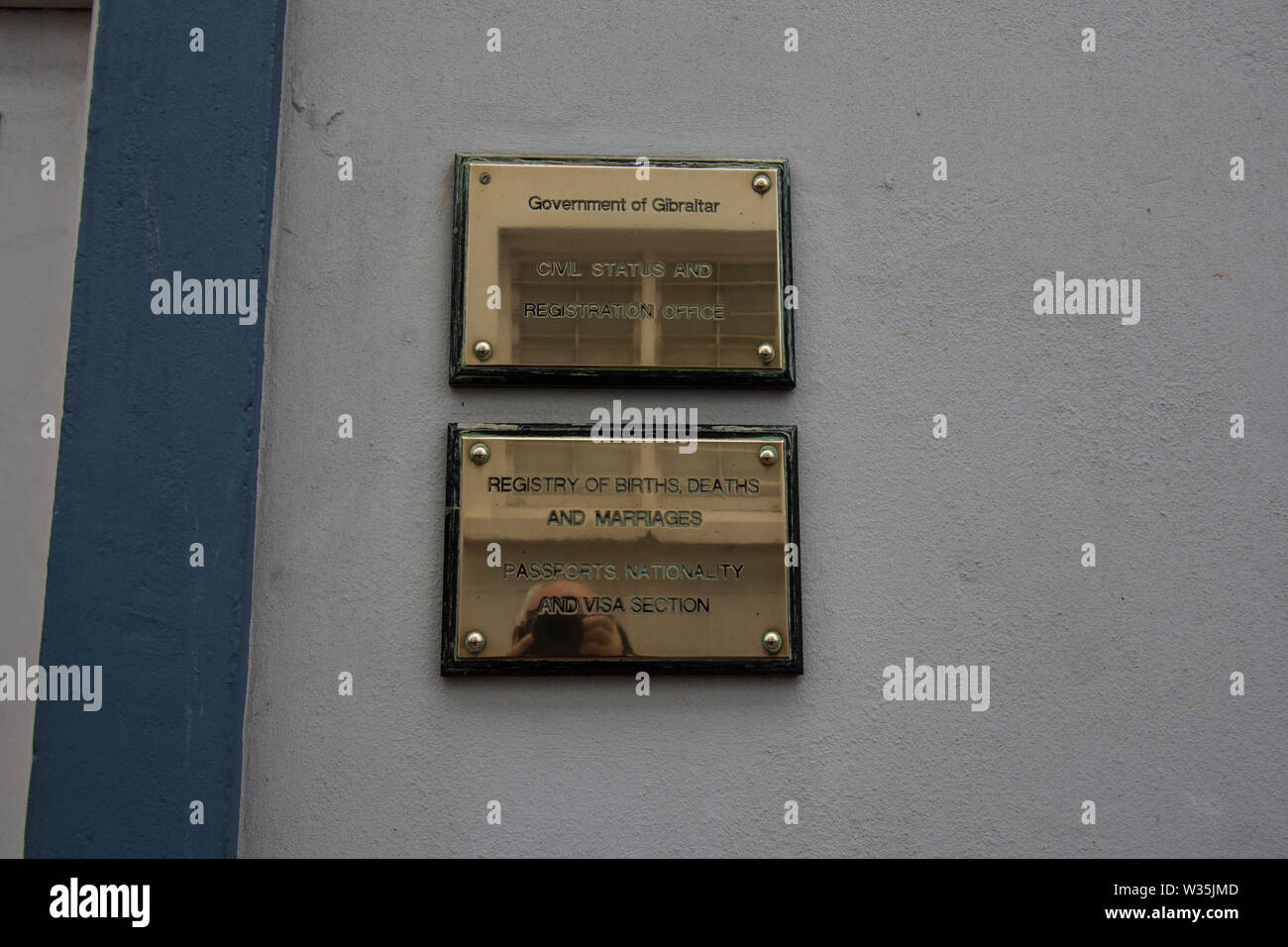 Gibilterra nascite matrimoni e morti muro targa Governo di Gibilterra ufficio registro oro targa matrimonio al di fuori della sezione visti Foto Stock