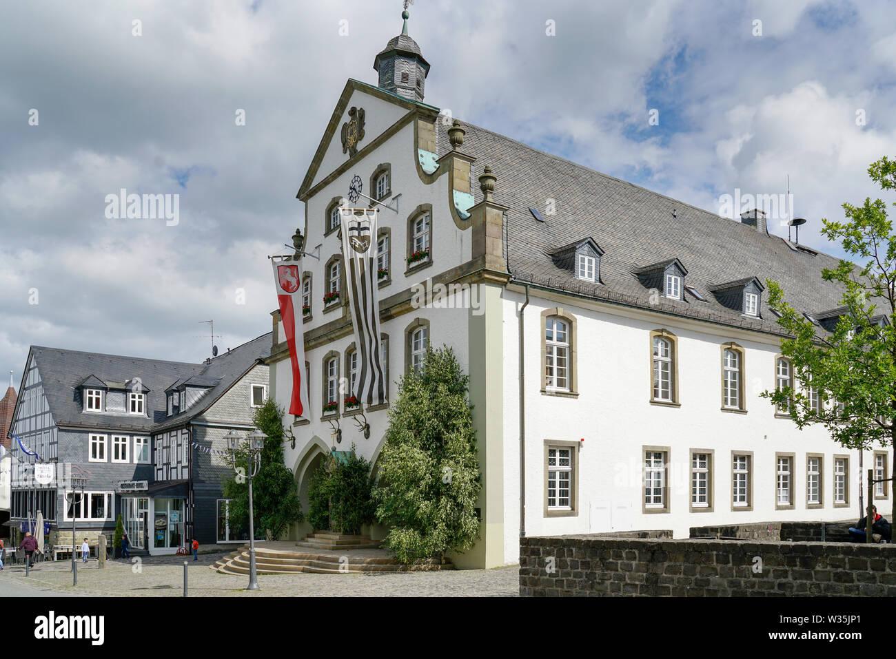 Brilon della Renania settentrionale-Vestfalia / Germania - 23 Giugno 2018: Brilon city hall decorata con bandiere. Vista laterale. È celebrata gara di tiro. Foto Stock