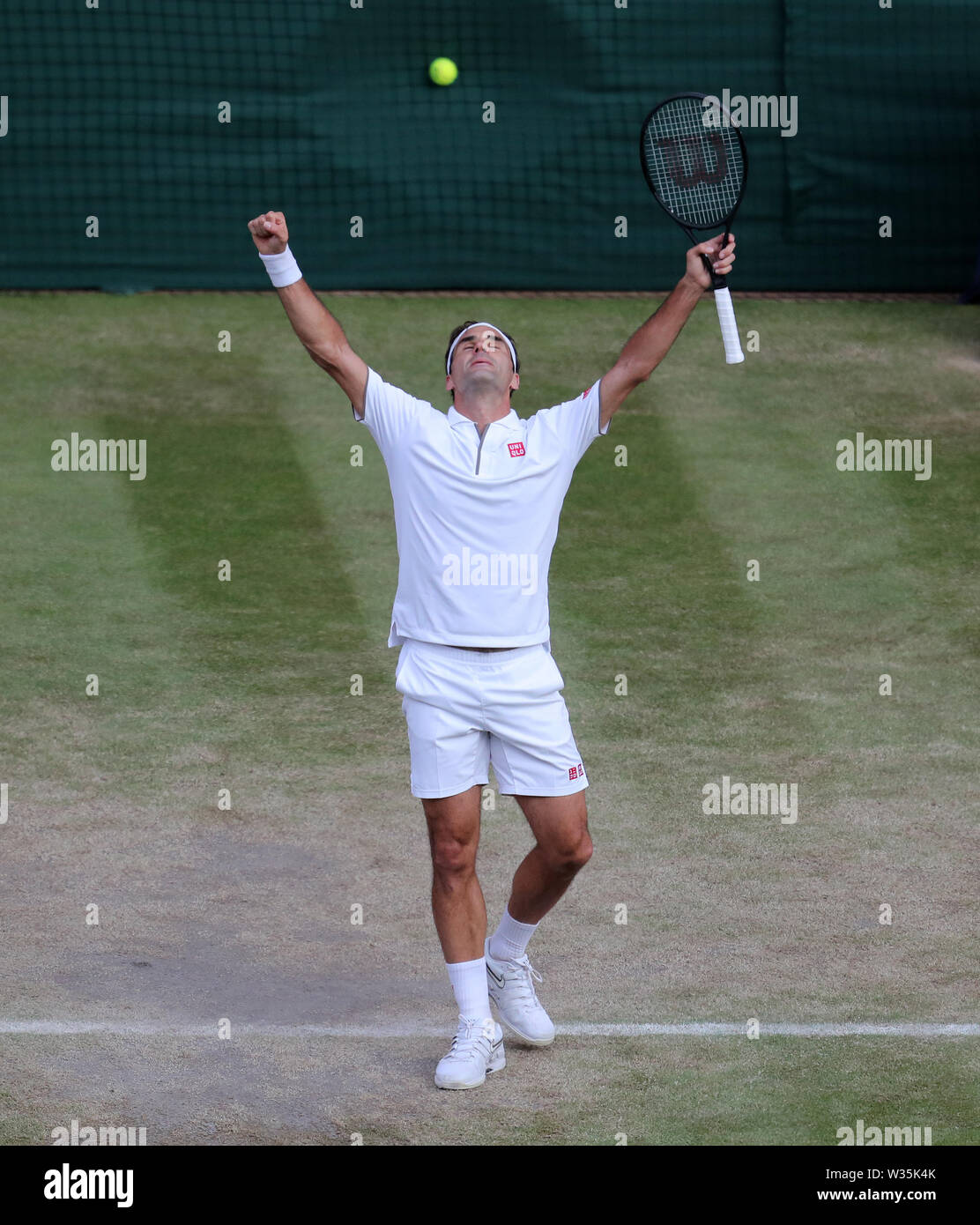 Il torneo di Wimbledon, Londra, Regno Unito. 12 luglio 2019. Wimbledon Tennis campionati, Londra, Regno Unito. Roger Federer celebra la vittoria su Rafael Nadal, Mens Singles Semi Finale, 2019 Credit: Allstar Picture Library/Alamy Live News Foto Stock