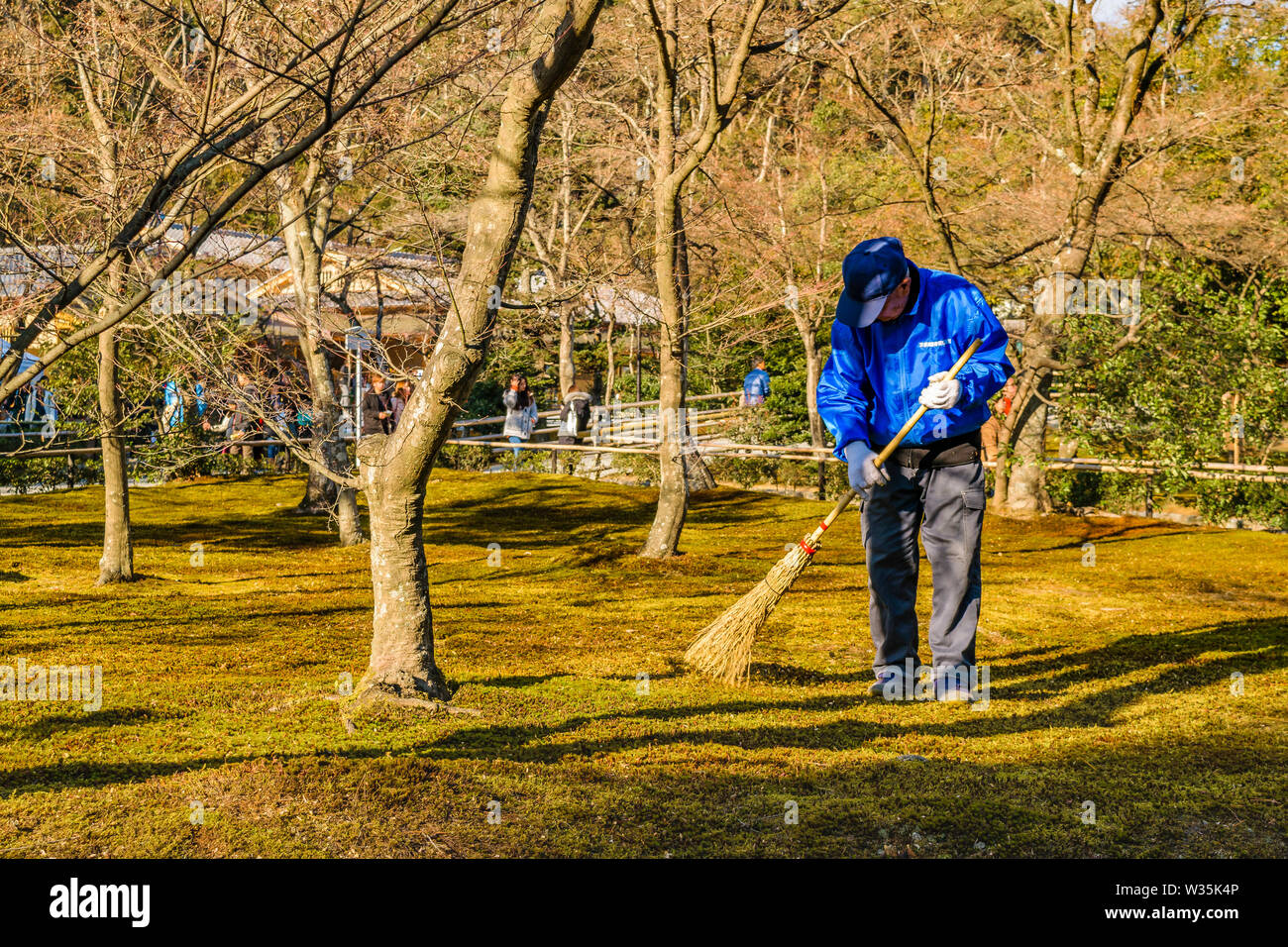 Di KYOTO, Giappone, Gennaio - 2019 - Pulizia Gardender circondato park presso il famoso kinkakuji tempio zen a Kyoto city, Giappone Foto Stock