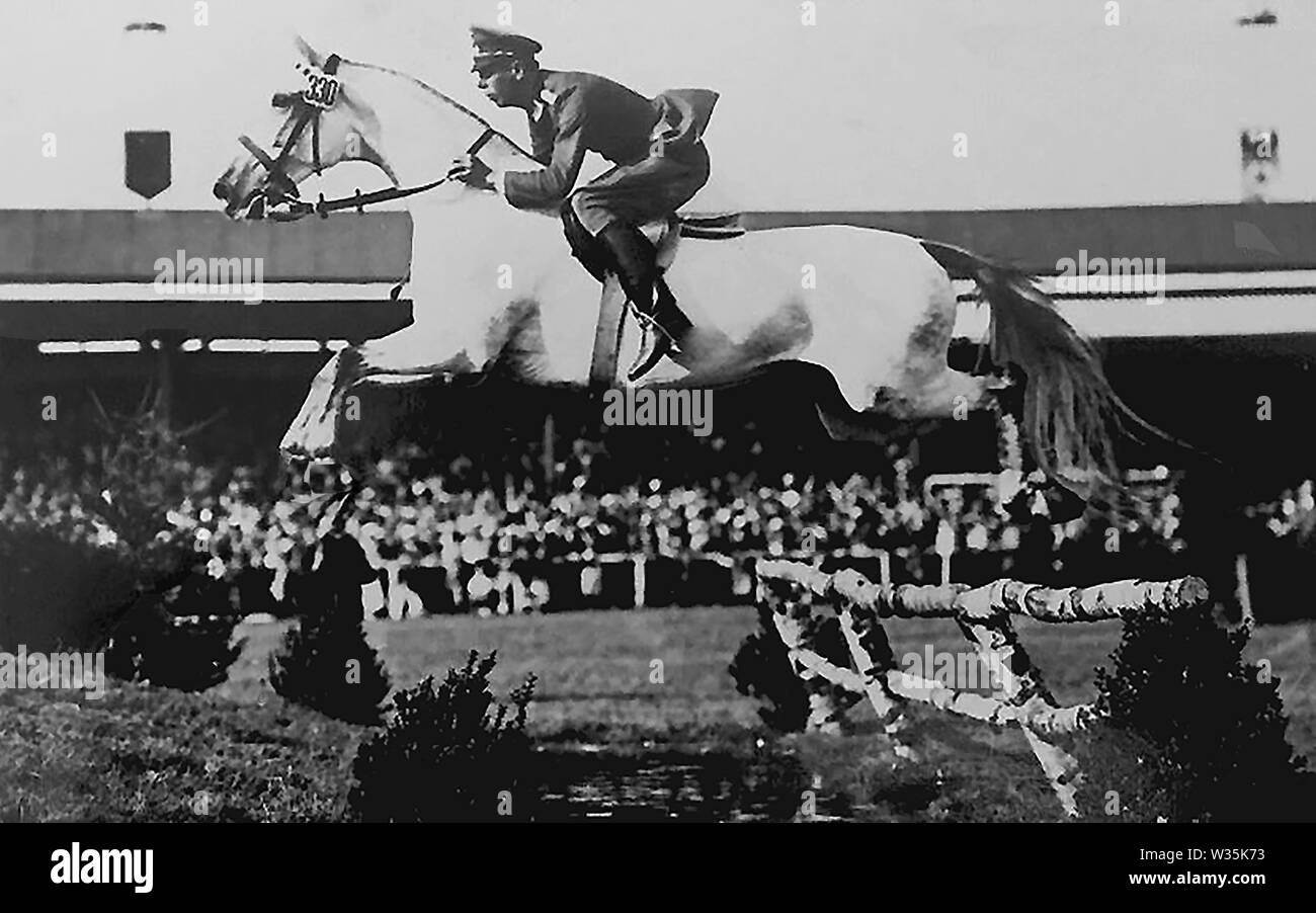 WWII premere fotografia del grande torneo tedesco Rider Herman Freiherr von Nagel in uniforme militare Foto Stock