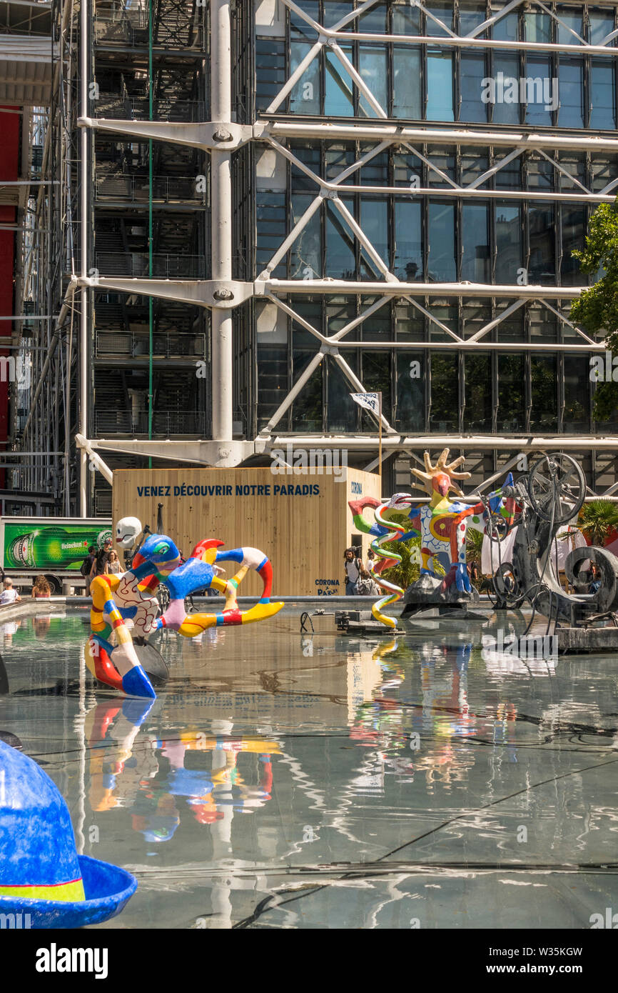 Fontana Stravinsky o Fontaine des automatizza accanto al Centre Georges Pompidou Museo,. Parigi, Francia. Foto Stock