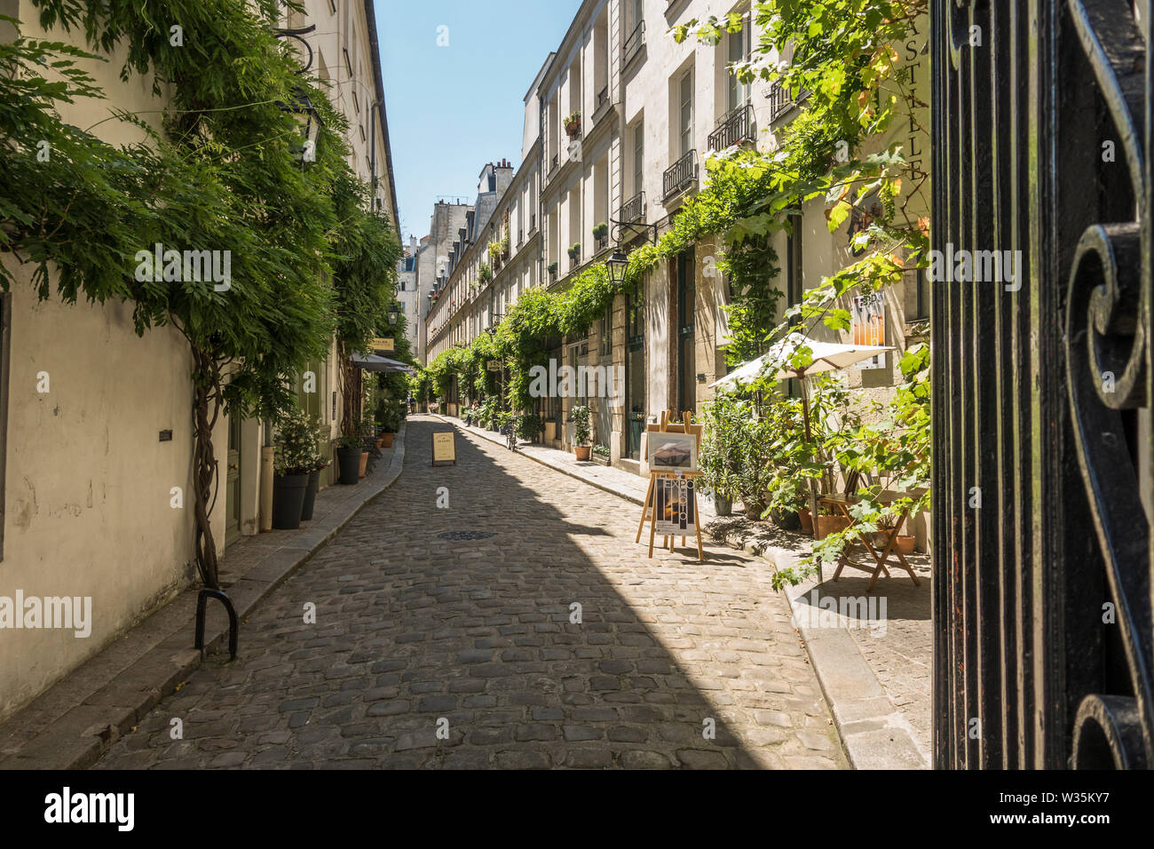 Tipico passaggio francese, cortile pavimentato, Cour Damoye, Bastille, Parigi, Francia Foto Stock