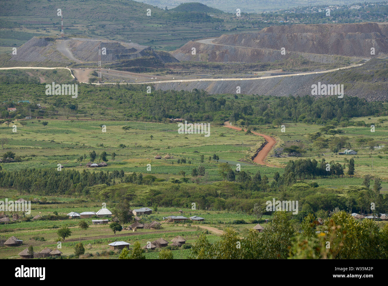 TANZANIA, Tarime Distrikt, Nyamongo, canadese Barrick Gold della consociata Acacia Mara miniera d'oro, vista di sovraccaricare le cessioni / TANZANIA, Blick auf der Abraumhalden Acacia Gold Mine im Afrikanischen Grabenbruch Foto Stock