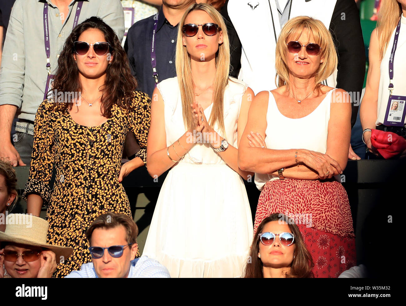 Xisca Perello, fidanzata di Rafael Nadal (sinistra), Maria Isabel Nadal, sorella (centro) di Rafael Nadal e Ana Maria Parera, madre di Rafael Nadal il giorno undici dei campionati di Wimbledon al All England Lawn Tennis e Croquet Club, Wimbledon. Foto Stock
