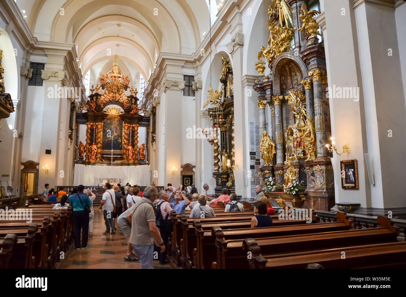 Praga, Repubblica Ceca - 27 Giugno 2019: turisti ammirando il Bambino Gesù di Praga nella chiesa dei Carmelitani Scalzi, di Santa Maria della Vittoria. Punto di riferimento religioso, Cattolica, la fede concetto. Foto Stock