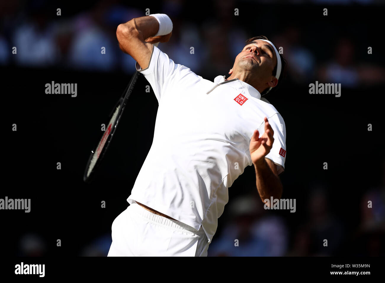 Londra, Regno Unito. 12 Luglio, 2019. All England Lawn Tennis e Croquet Club, Wimbledon, Inghilterra, il Torneo di tennis di Wimbledon, giorno 11; Roger Federer (SUI) serve a Rafael Nadal (ESP) Credit: Azione Plus immagini di sport/Alamy Live News Foto Stock