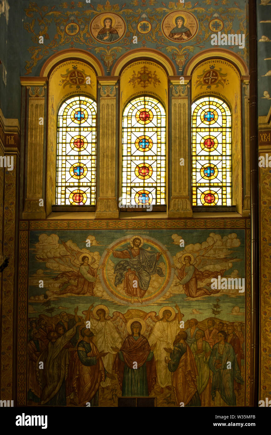 Le finestre di vetro macchiate in assunzione della Cattedrale della Madre di Dio, Varna, Bulgaria Foto Stock