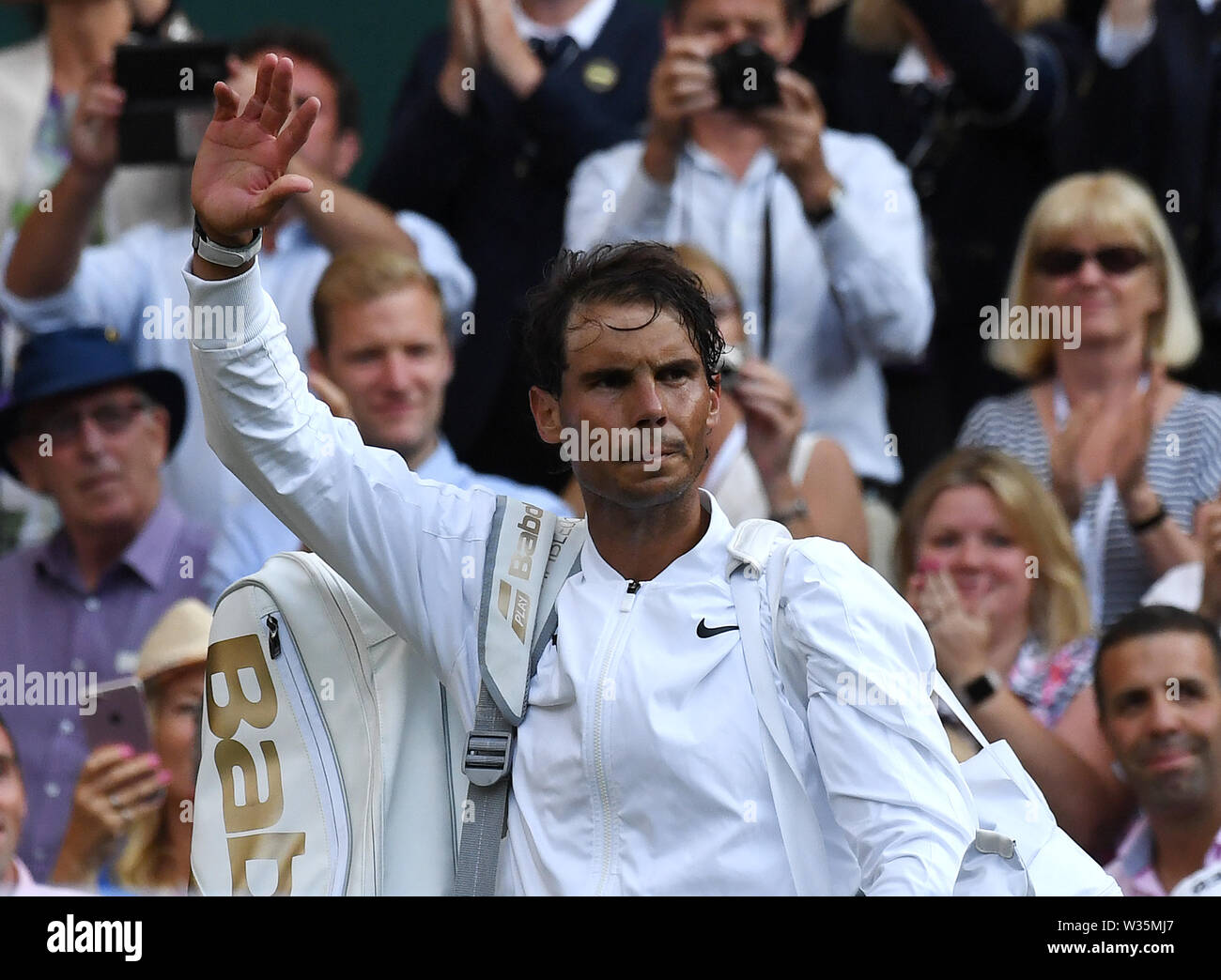 Londra Inghilterra 12 luglio 2019 i campionati di Wimbledon 2019 12072019 Rafael Nadal (ESP) lascia la corte dopo aver perso Mens Semi finale foto Roger Parker International Sports Fotos Ltd/Alamy Live News Foto Stock