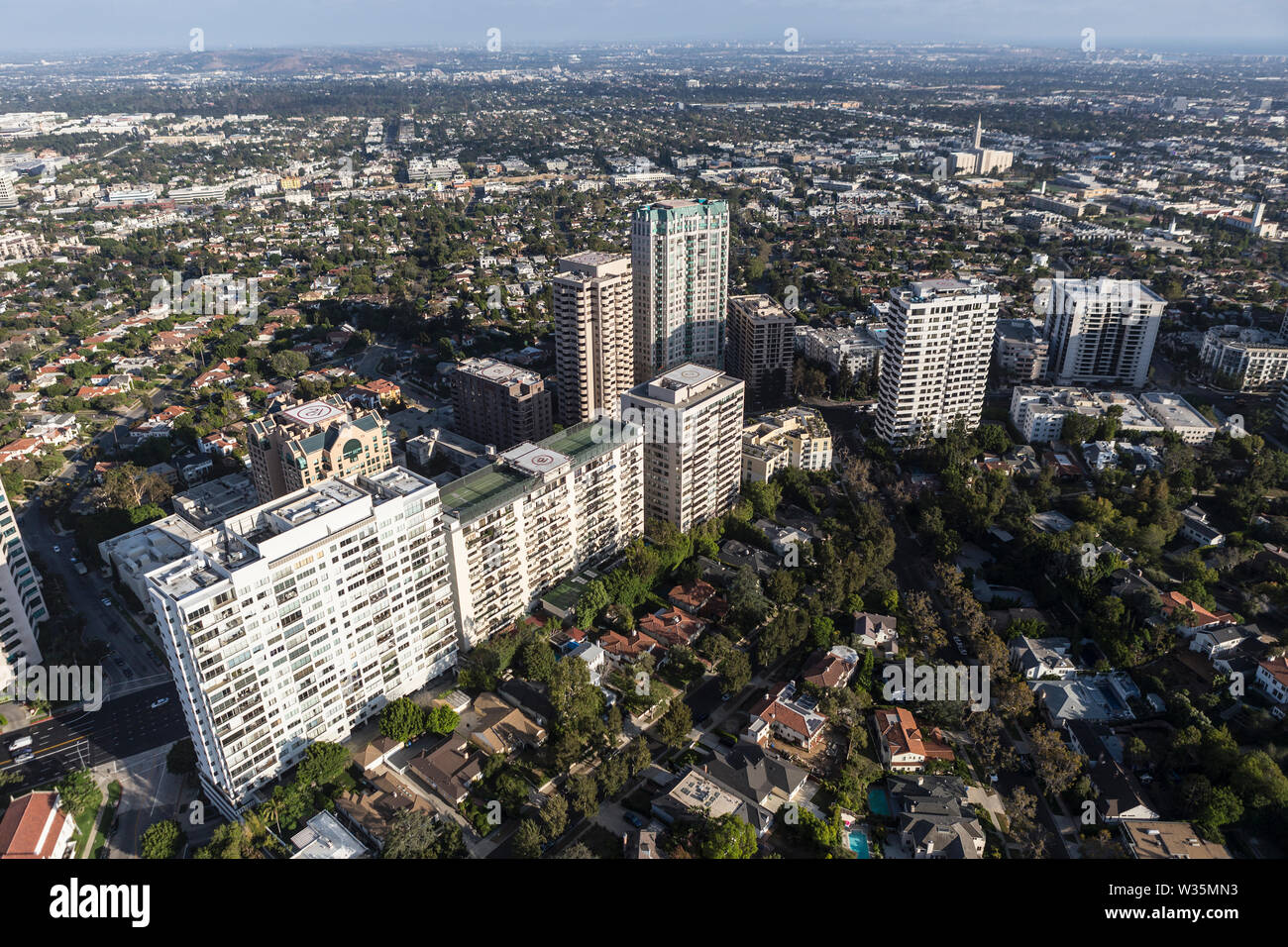 Vista aerea di condomini, appartamenti e case lungo il Wilshire Blvd in West Los Angeles, California. Foto Stock