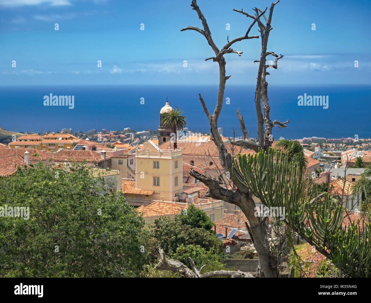 Vista sopra i tetti di tegole rosse della città vecchia di La Orotava nel nord dell'isola delle Canarie di Tenerife. Di fronte ad esso il blu scuro, calma Atlantic Foto Stock