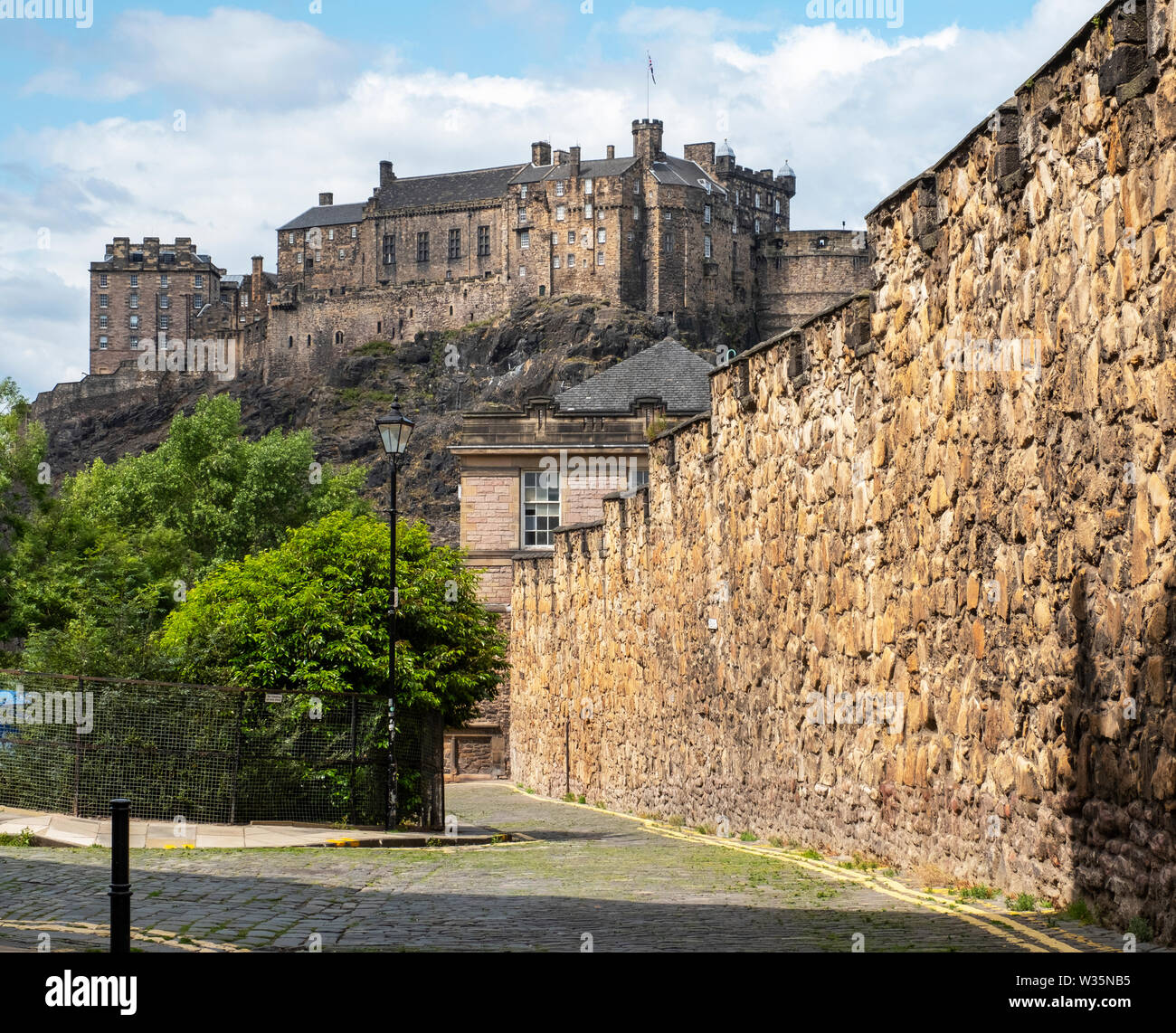 Parete Flodden e il Castello di Edimburgo situato nel cuore di Edimburgo città vecchia. Foto Stock