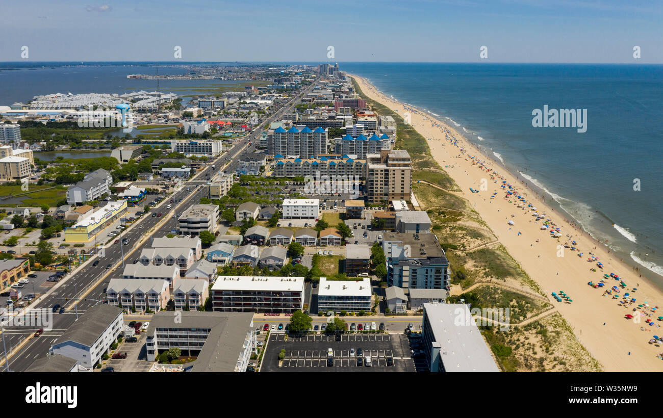 Ombrelloni dominano la vista aerea di questa spiaggia dell'Oceano Atlantico Foto Stock