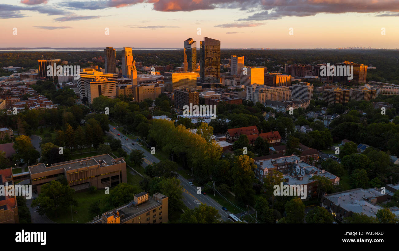Qui possiamo vedere una veduta aerea di White Plains New York al tramonto guardare in alto sull'orizzonte di Manhattan Foto Stock