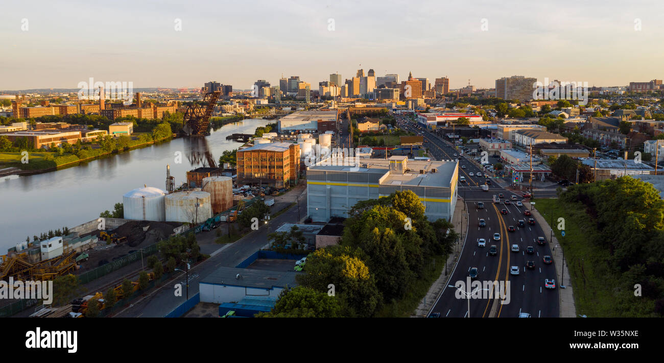 La James River fluisce dal Downtown Area metropolitana di Newark New Jersey Foto Stock