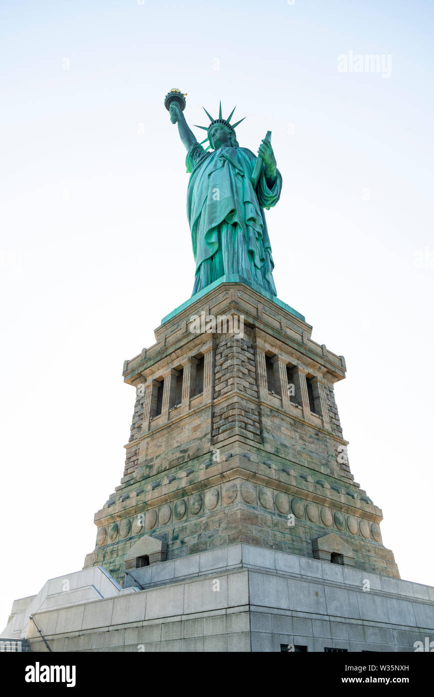 Bianco & Nero dettaglio della torcia, la corona e il profilo della Statua  della Libertà, Liberty Island, New York City Foto stock - Alamy