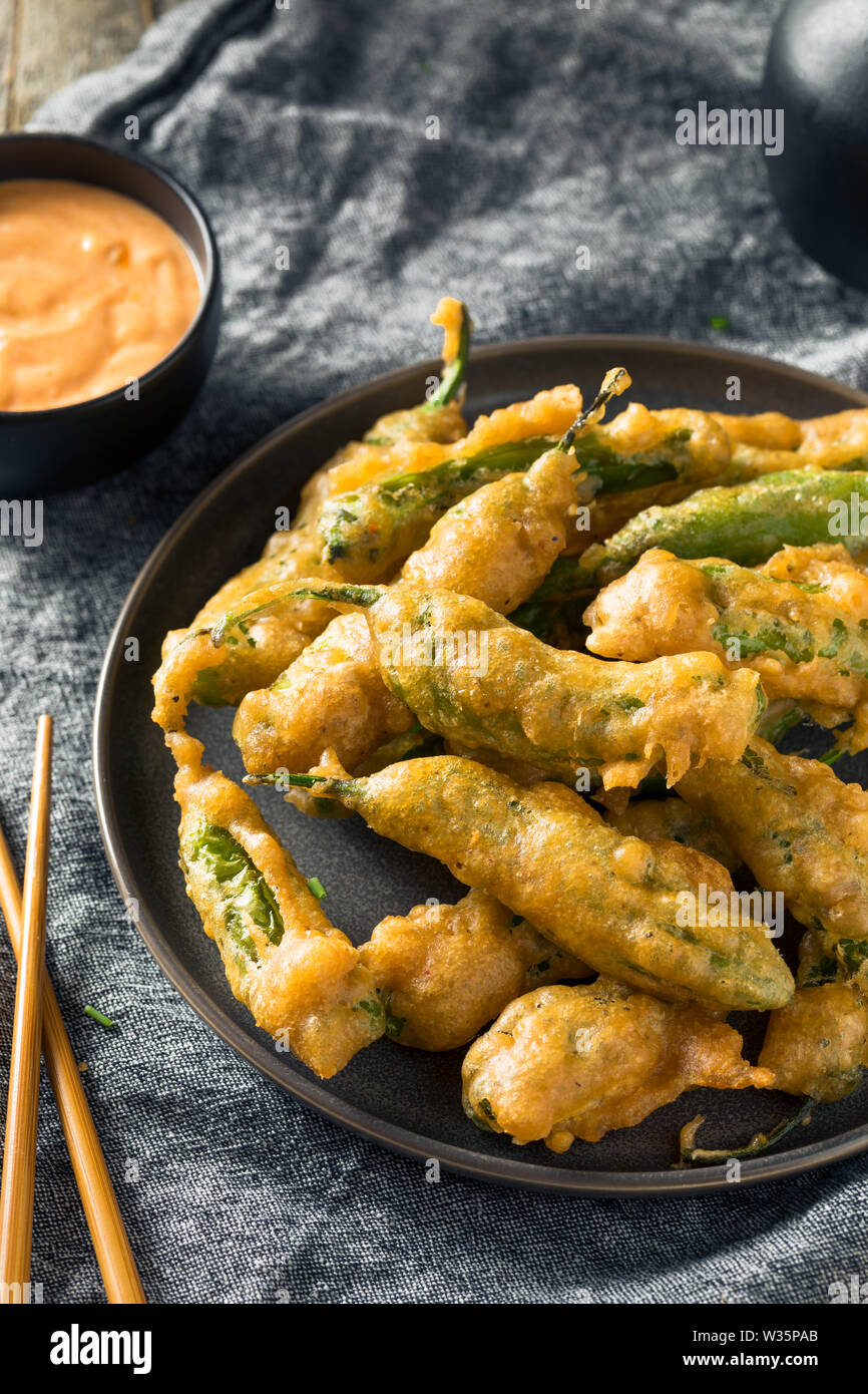 In casa Fritte Shishito Peperoni con salsa Foto Stock
