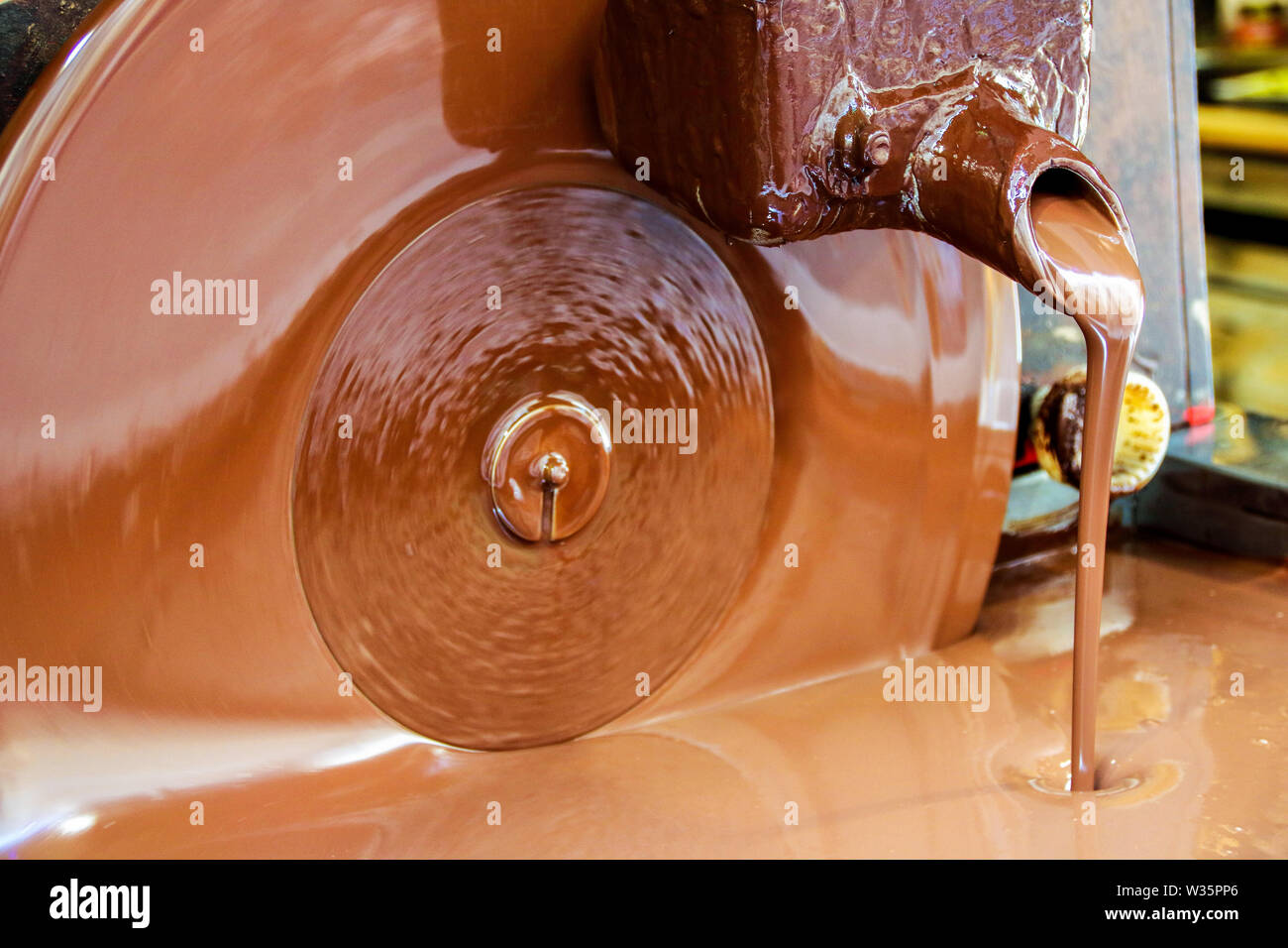 Il cioccolato liquido in un cioccolato artigianale di shop Foto Stock