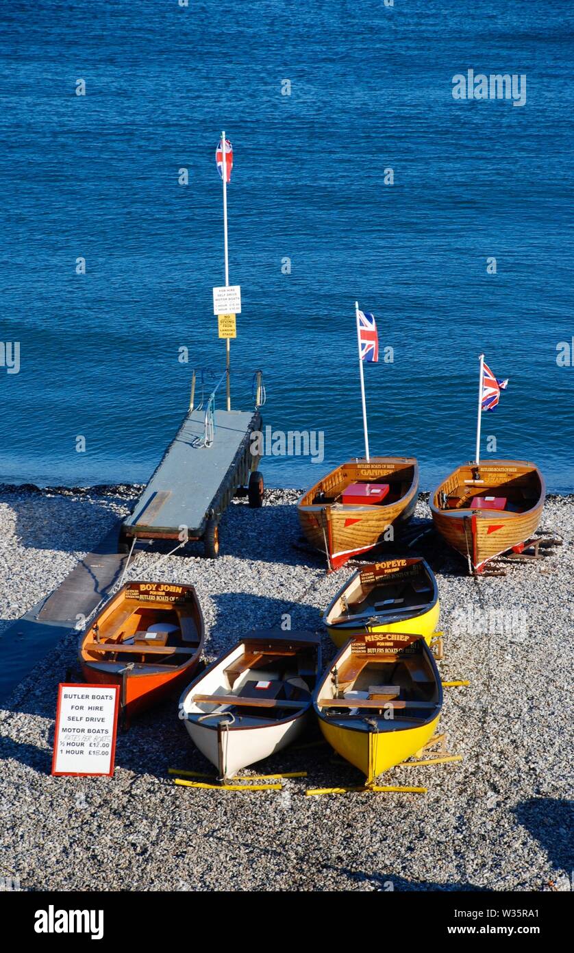 La birra luggers battenti bandiere sulla spiaggia di birra, East Devon, Inghilterra, Regno Unito Foto Stock