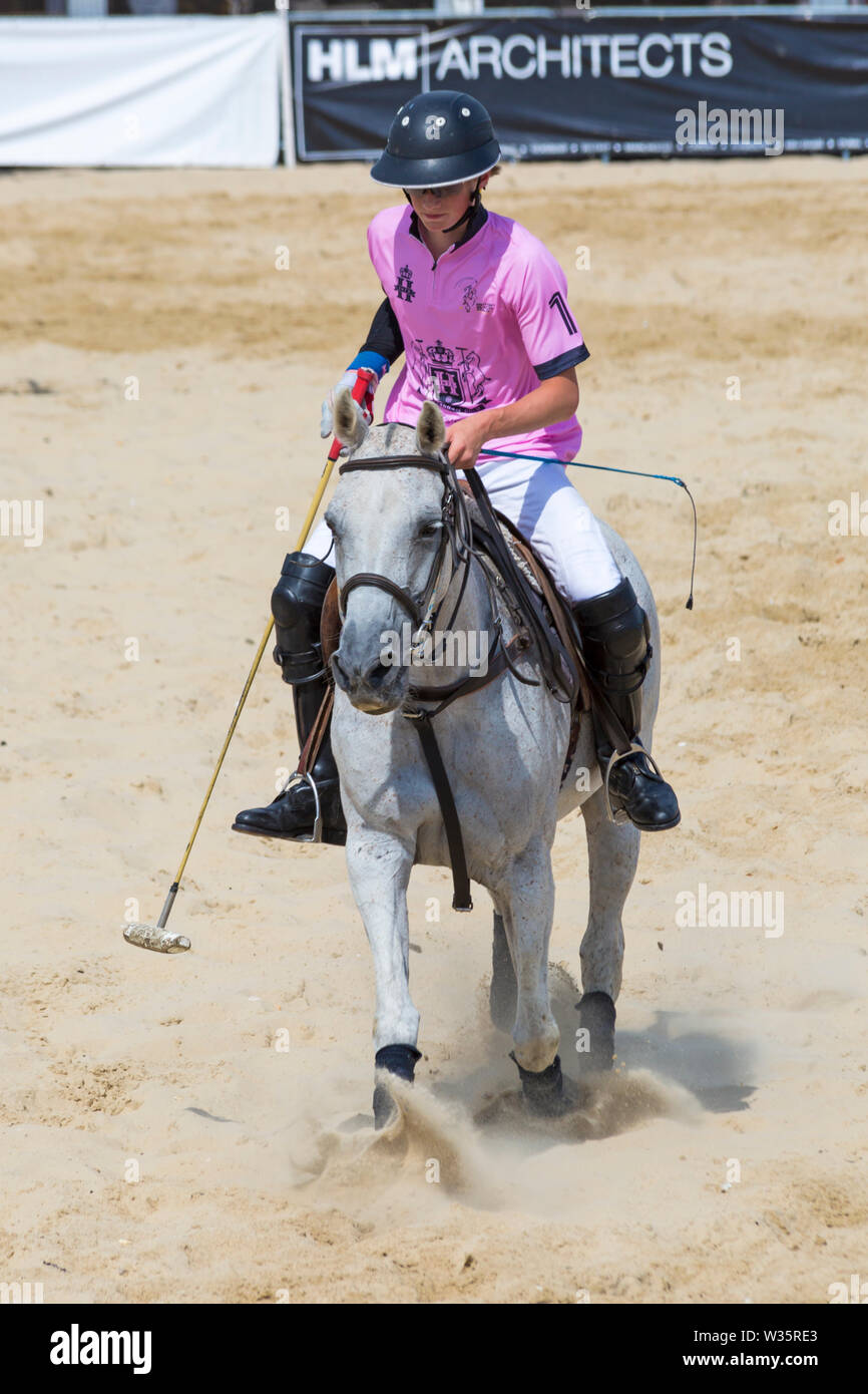 Barene, Poole, Dorset, UK 12 luglio 2019. Il Sandpolo British Beach Polo Championships prende il via a banchi di sabbia spiaggia, Poole in un giorno caldo e soleggiato. La spiaggia più grande polo evento in tutto il mondo, i due giorni della manifestazione si svolge il venerdì e il sabato, come testa di visitatori alla spiaggia per vedere l'azione. Credito: Carolyn Jenkins/Alamy Live News Foto Stock