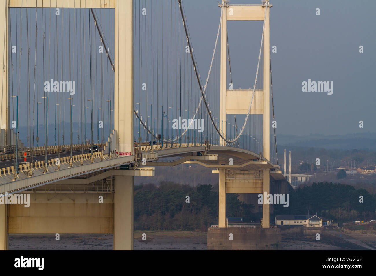 Bella la luce del mattino su eleganti sospensione ponte Severn Crossing. Foto Stock