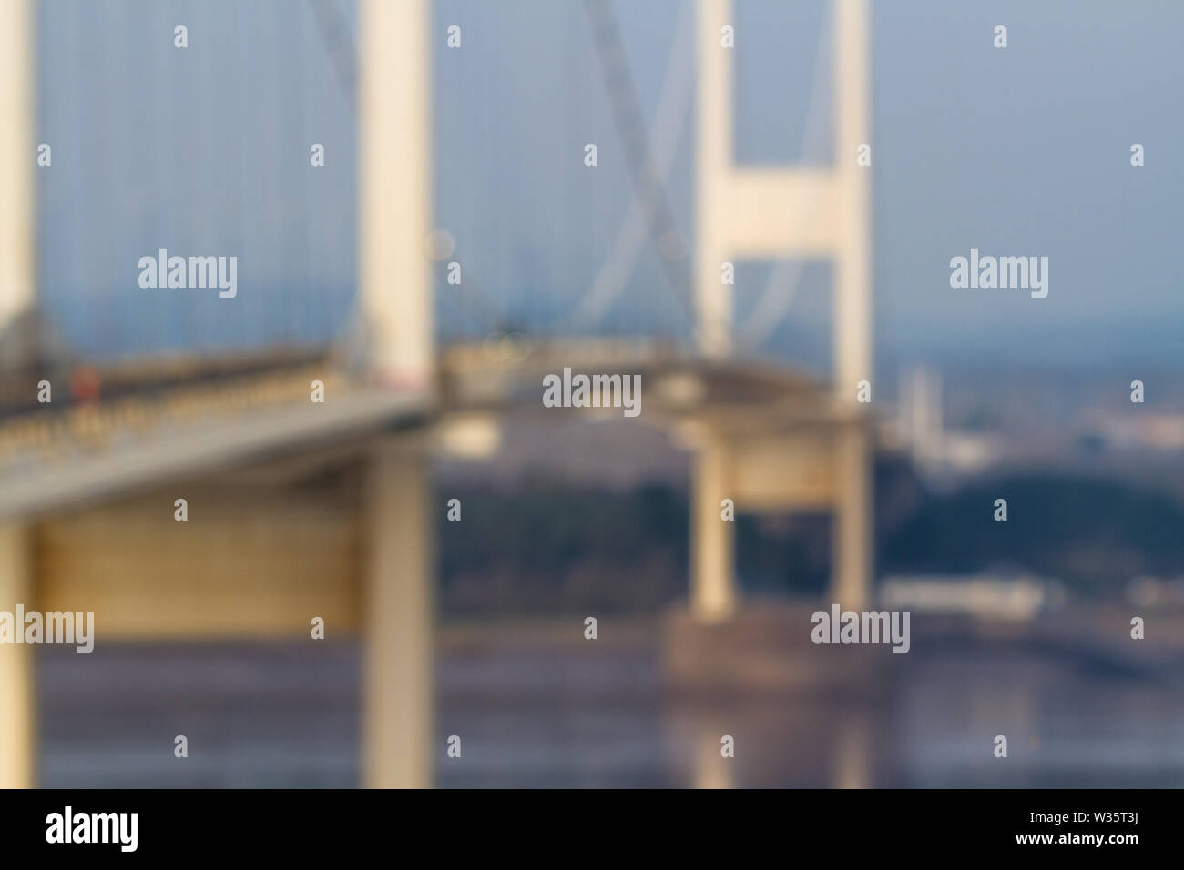 Immagine sfocata di luce del mattino su eleganti sospensione ponte Severn Crossing. Foto Stock