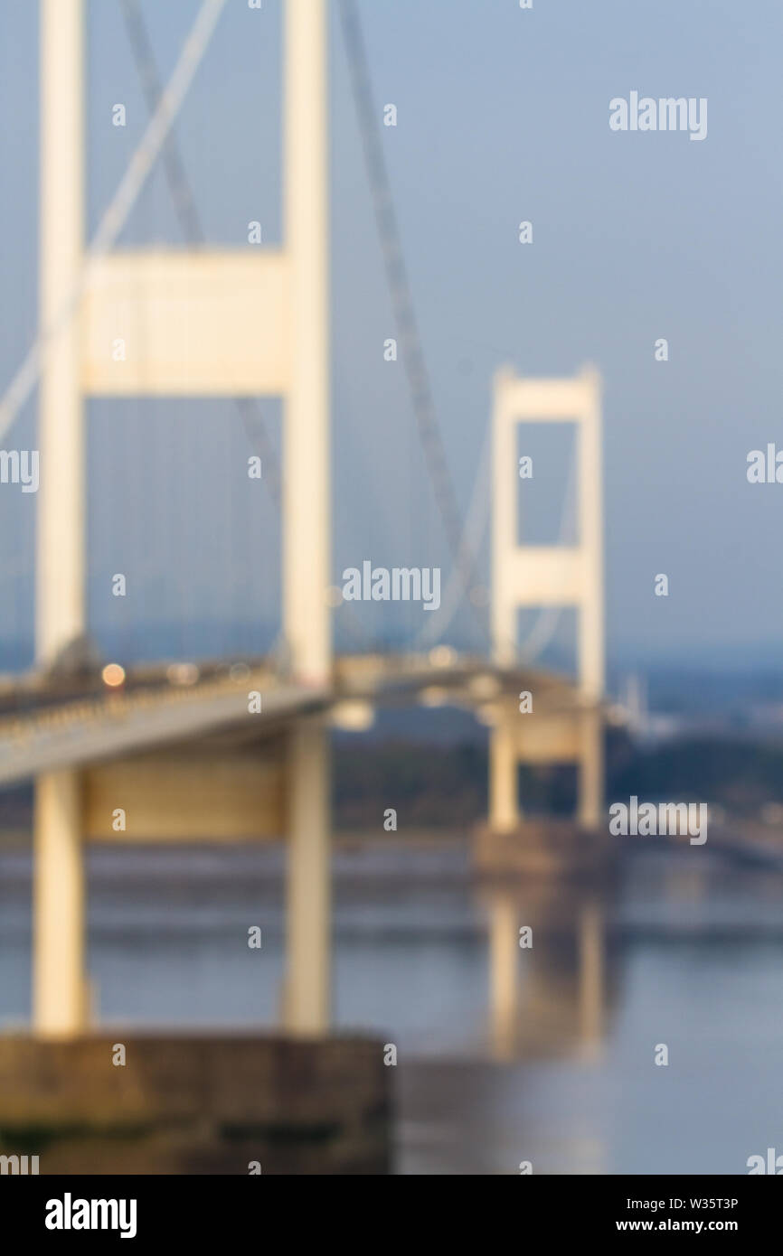 Immagine sfocata di luce del mattino su eleganti sospensione ponte Severn Crossing, ritratto. Foto Stock