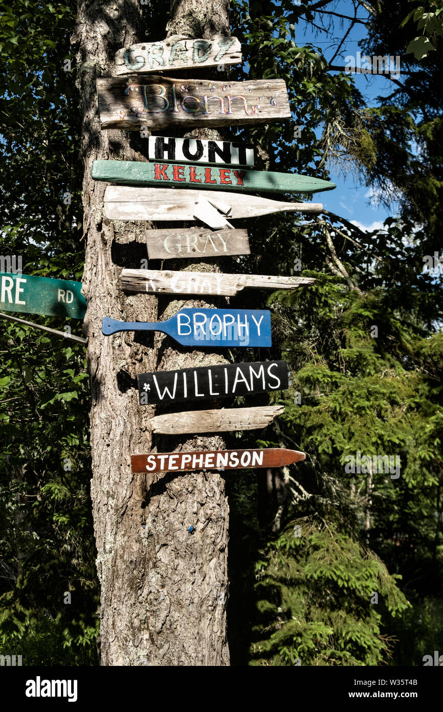 Segni fatti a mano case di marcatura mediante il nome di famiglia su un albero a cinque isole nel porto di Georgetown, Maine. Foto Stock