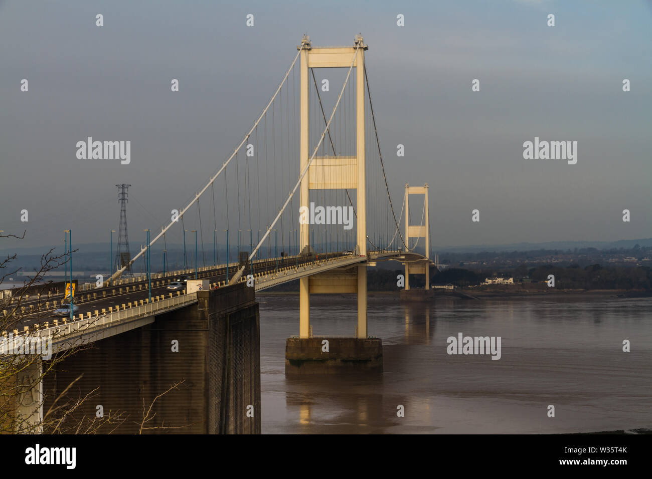 Bella la luce del mattino su eleganti sospensione ponte Severn Crossing, paesaggio. Foto Stock