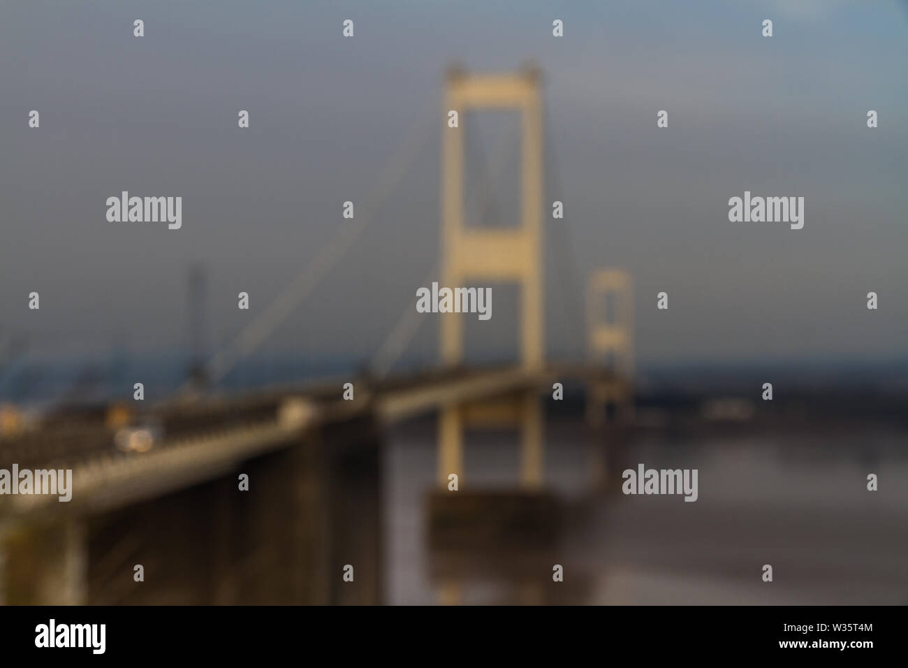 Immagine sfocata di luce del mattino su eleganti sospensione ponte Severn Crossing, paesaggio. Foto Stock