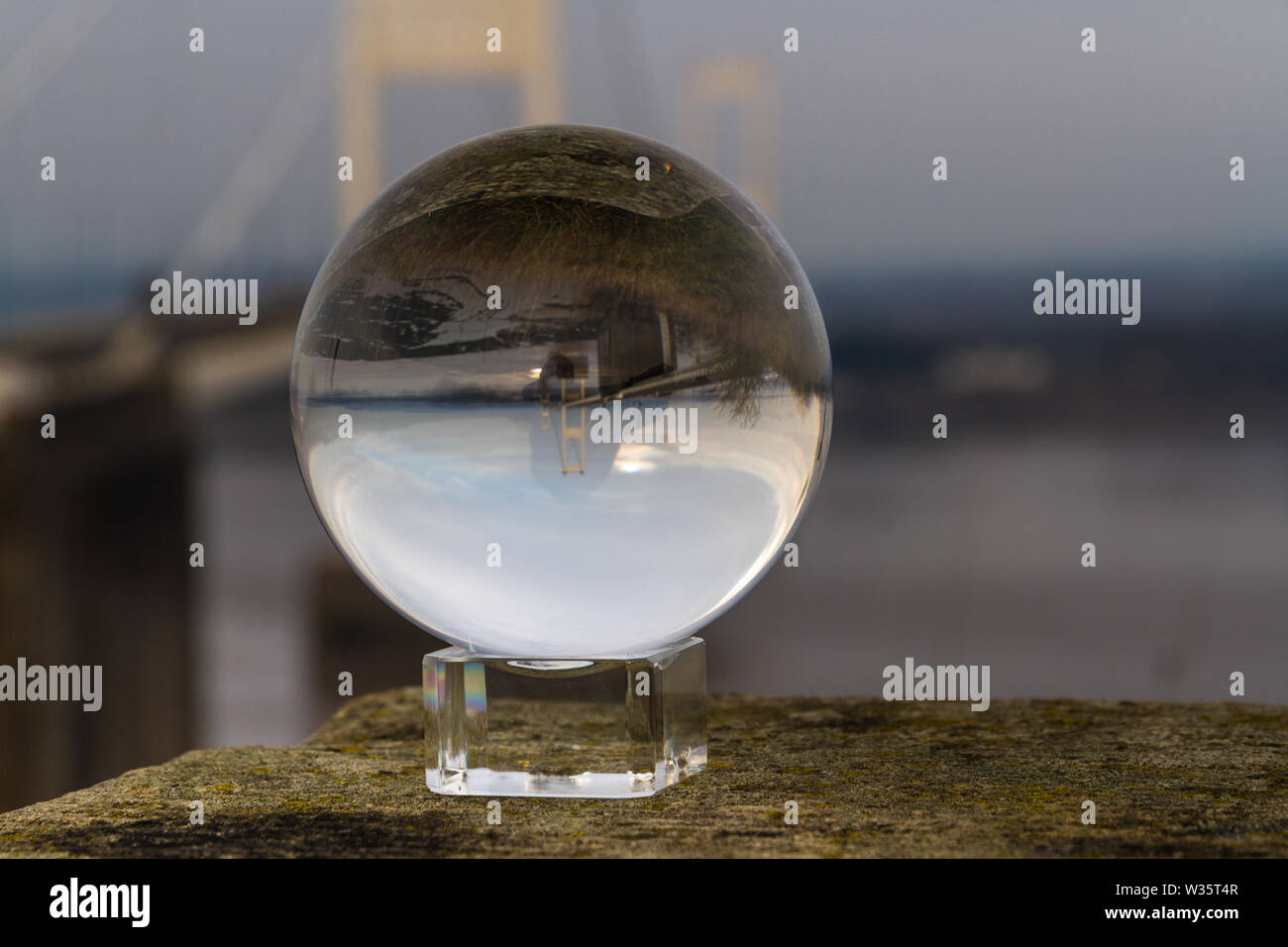 Bella la luce del mattino su elegante ponte di sospensione attraverso la sfera di cristallo, Severn Crossing. Foto Stock