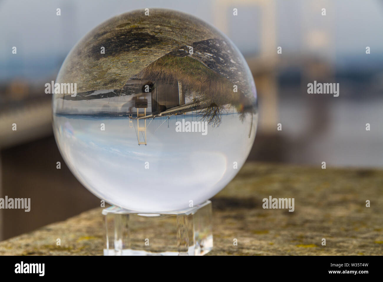 Bella la luce del mattino su elegante ponte di sospensione attraverso la sfera di cristallo, Severn Crossing, paesaggio. Foto Stock