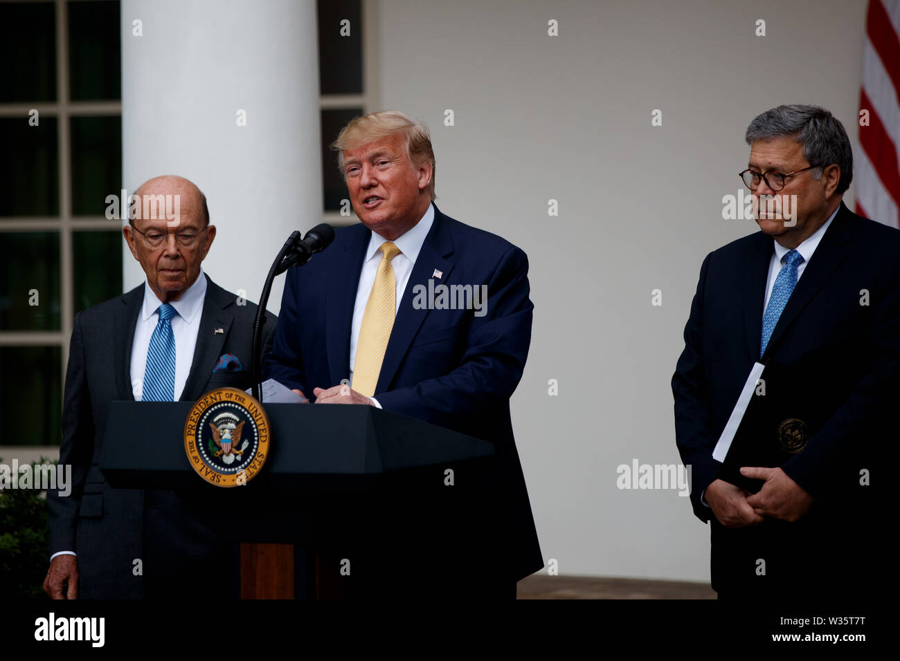 Washington, Stati Uniti d'America. 11 Luglio, 2019. Stati Uniti Presidente Donald Trump (C) parla durante un evento presso la Casa Bianca di Washington, DC, Stati Uniti, 11 luglio, 2019. Dopo aver combattuto per settimane con i democratici su se il censimento 2020 dovrebbe includere una domanda di cittadinanza, U.S. Presidente Donald Trump scesa l'offerta di giovedì, optando per raccogliere le informazioni da altri mezzi. Credito: Ting Shen/Xinhua/Alamy Live News Foto Stock