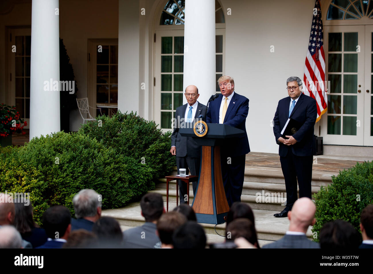 Washington, Stati Uniti d'America. 11 Luglio, 2019. Stati Uniti Presidente Donald Trump (C) parla durante un evento presso la Casa Bianca di Washington, DC, Stati Uniti, 11 luglio, 2019. Dopo aver combattuto per settimane con i democratici su se il censimento 2020 dovrebbe includere una domanda di cittadinanza, U.S. Presidente Donald Trump scesa l'offerta di giovedì, optando per raccogliere le informazioni da altri mezzi. Credito: Ting Shen/Xinhua/Alamy Live News Foto Stock