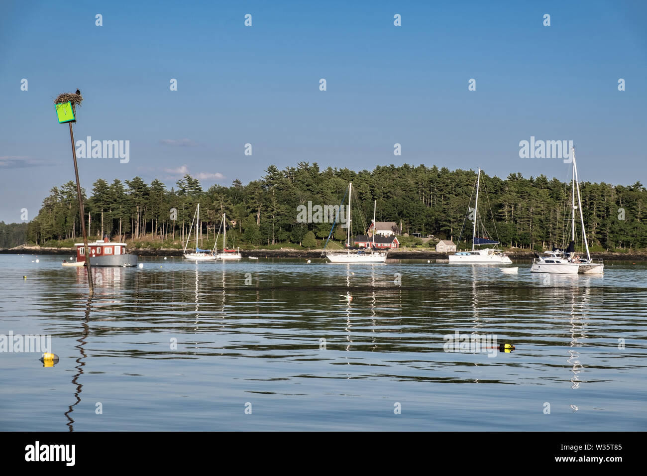 Barche a vela ormeggiata su Riggs Cove sul fiume Sasanoa in Georgetown, Maine. Foto Stock