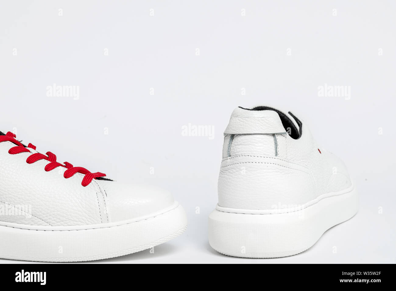 Nuovo white sneakers uomo scarpe sportive, close up Foto Stock