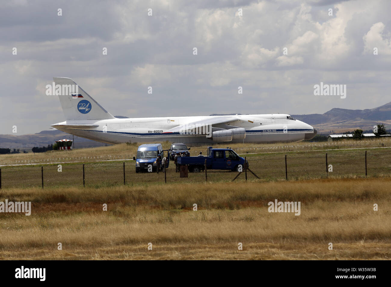 Ankara, Turchia. 12 Luglio, 2019. Un russo Antonov militare aereo cargo, trasportando parti del S-400 sistema di difesa missilistica da Russia, terre al Murted Air Base ad Ankara, Turchia, il 12 luglio 2019. Il primo lotto di russo S-400 sistema di difesa aerea è stata consegnata in turco la città capitale di Ankara il venerdì, Ministero della Difesa turco detto. (Xinhua) Credito: Xinhua/Alamy Live News Foto Stock