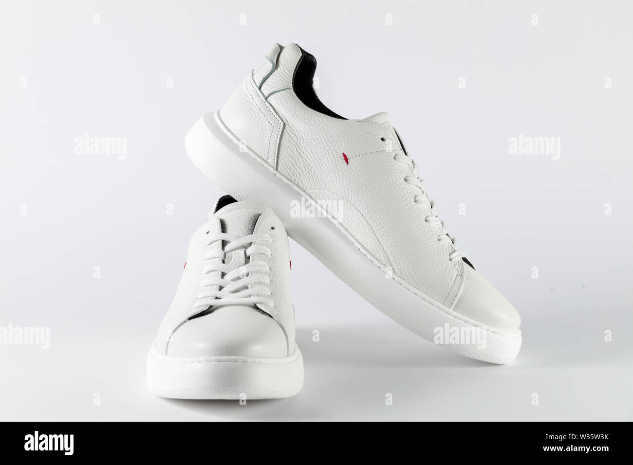 Nuovo white sneakers uomo scarpe sportive, close up Foto Stock