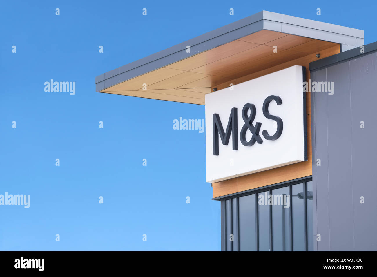 Londra, Inghilterra / Regno Unito - 13 Luglio 2019: Nuova Marks & Spencer segno contro il cielo blu Foto Stock