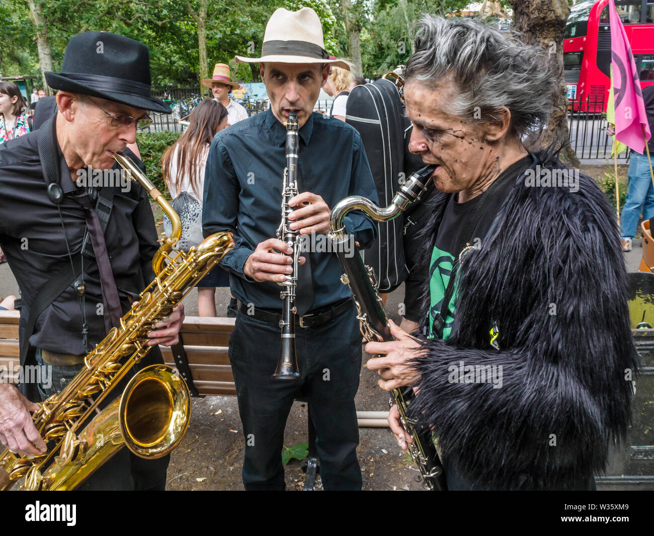 Londra, Regno Unito. 12 luglio 2019. Musicisti practive prima della ribellione di estinzione East London marzo da Bethnal Green a Hackney dietro un banner "l'aria che noi Grieve', chiedendo una rapida fine all' uso di combustibili fossili. Oltre a provocare la crisi climatica, carbone, benzina e oli combustibili inquinano l'aria con prodotti chimici tossici e particelle che provocano malattie polmonari e portare a migliaia di morti premature in Londra. Il mese di marzo per un childrens' assemblea era una parte di East London weekend sollevazione di gioco, di protestare e di istruzione. Peter Marshall / Alamy Live News Foto Stock