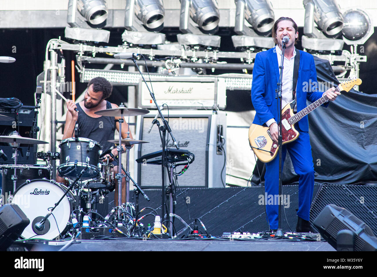 Milano Italia. Il 12 luglio 2019. La band americana MINI MANSIONS suona dal vivo sul palco allo Stadio San Siro apertura della mostra delle Muse. Foto Stock