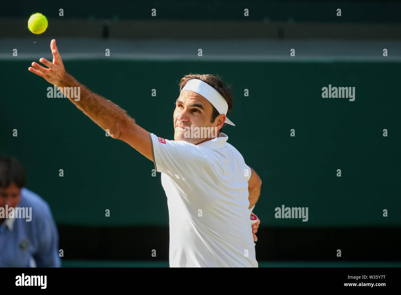 Londra, Regno Unito. 12 Luglio, 2019. Roger Federer durante gli uomini singoli semi-partita finale del torneo di Wimbledon Lawn Tennis Championships contro Rafael Nadal di Spagna a tutti England Lawn Tennis e Croquet Club di Londra, in Inghilterra il 12 luglio 2019. Credito: Aflo Co. Ltd./Alamy Live News Foto Stock