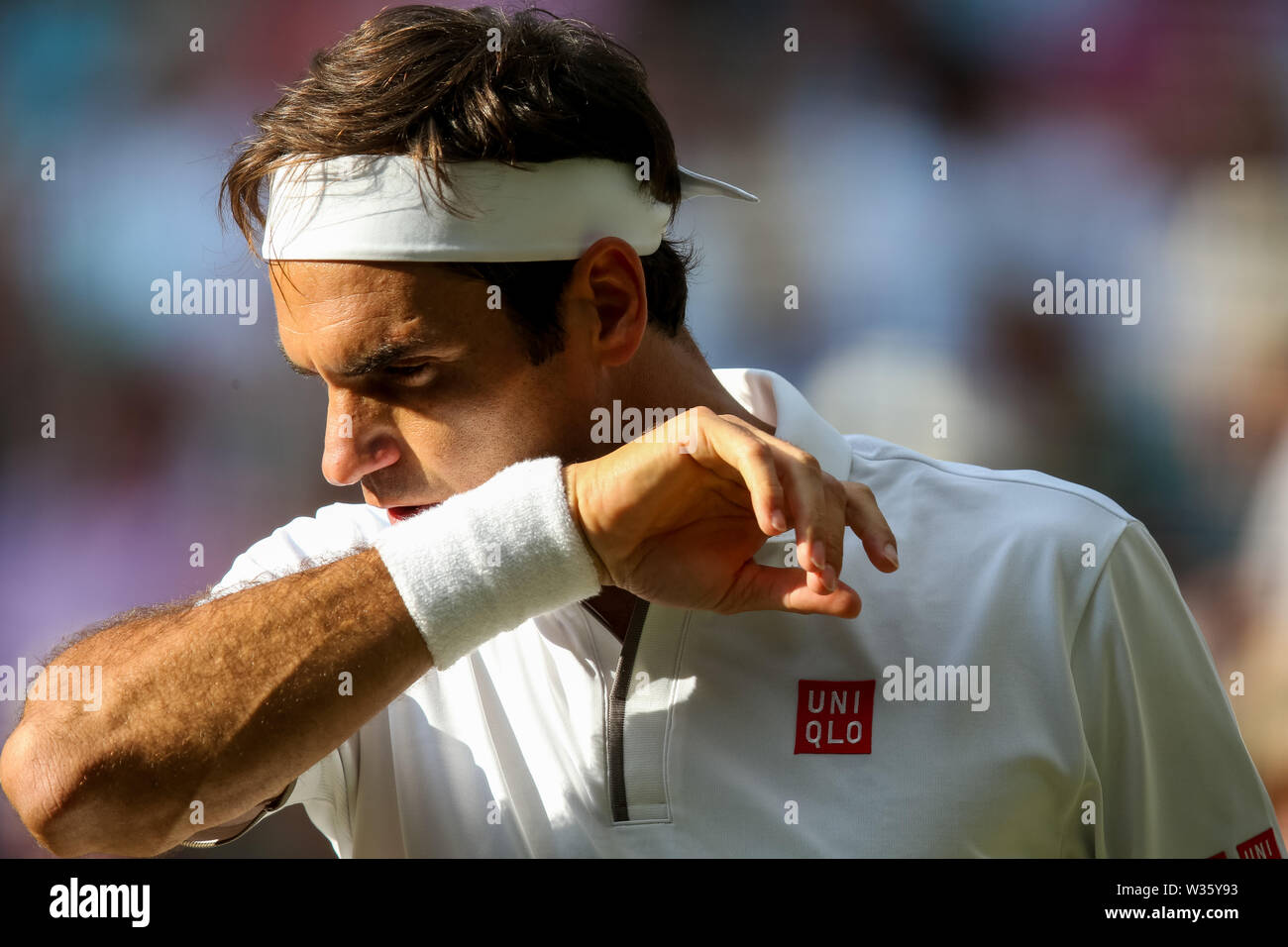 Londra, Regno Unito. 12 Luglio, 2019. Roger Federer durante gli uomini singoli semi-partita finale del torneo di Wimbledon Lawn Tennis Championships contro Rafael Nadal di Spagna a tutti England Lawn Tennis e Croquet Club di Londra, in Inghilterra il 12 luglio 2019. Credito: Aflo Co. Ltd./Alamy Live News Foto Stock