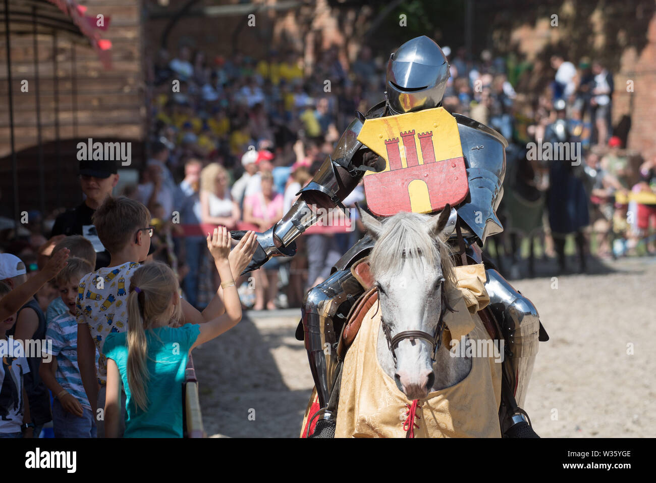 Giostre durante la XXVIII Miedzynarodowy Turniej Rycerski Krola Jana III (il Torneo del Re Giovanni III) in stile gotico Ordine Teutonico castello in Gniew, Foto Stock