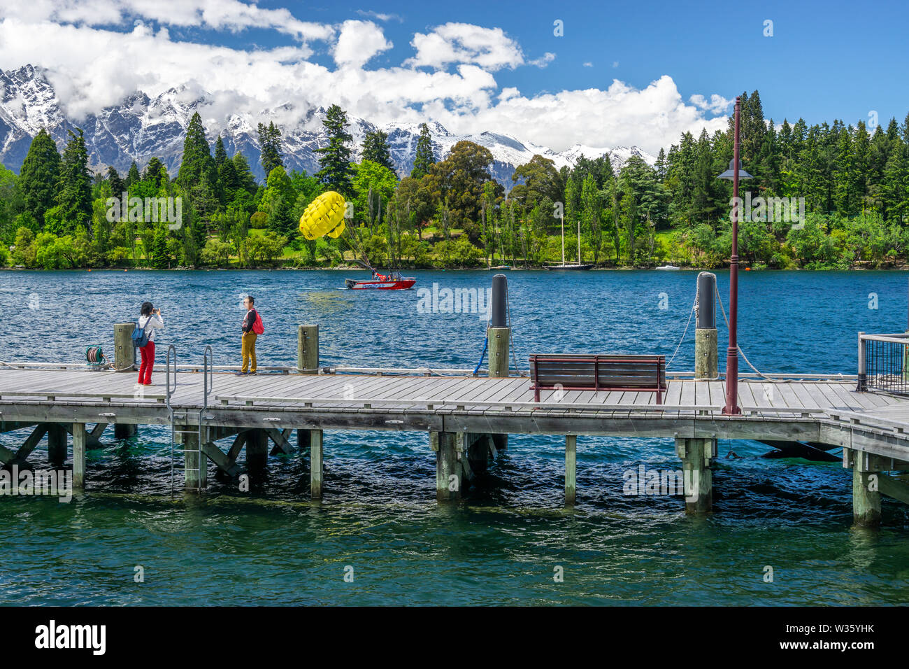 Queenstown wharf sulla riva del Lago Wakatipu con le montagne sullo sfondo, Queenstown, Isola del Sud della Nuova Zelanda Foto Stock