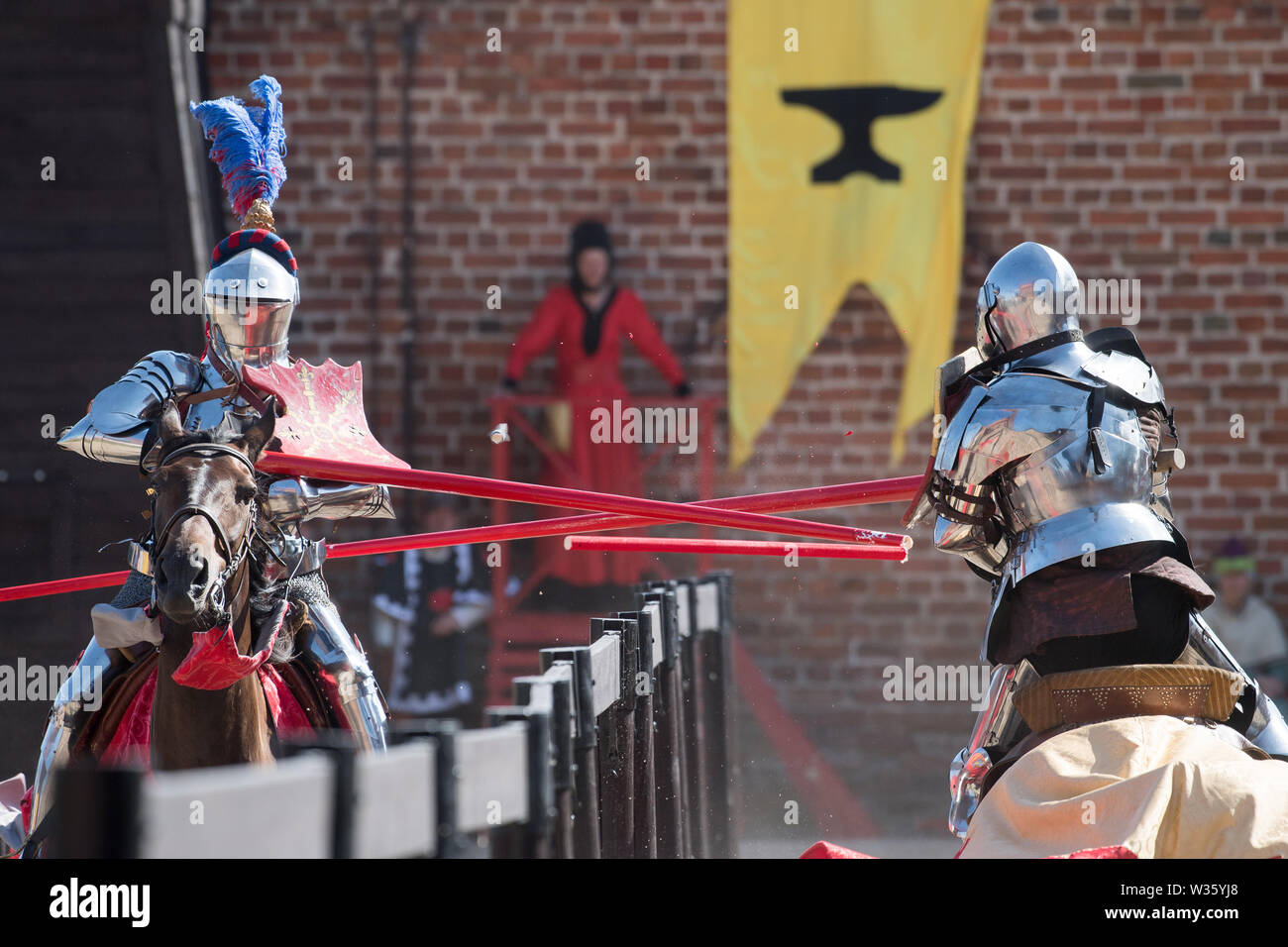 Ordine del Crescent knight Jeffrey Hedgecock in giostre durante la XXVIII Miedzynarodowy Turniej Rycerski Krola Jana III (il Torneo del Re Jo Foto Stock